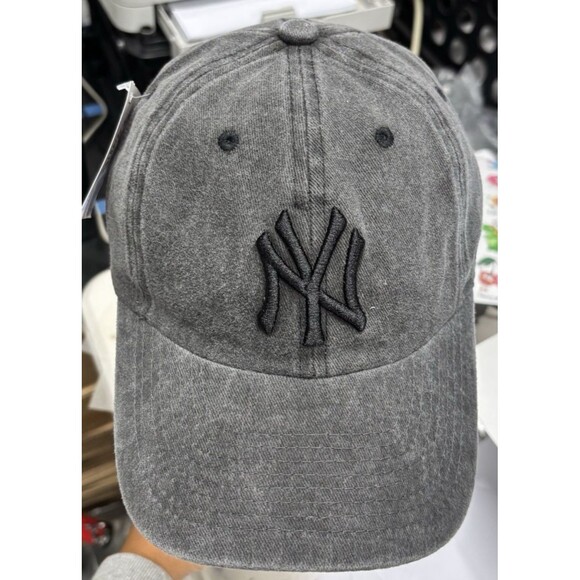 New York Yankees Hat Cap Strap Back 47 Brand Black on Black Out NY Logo NWT - Picture 5 of 8